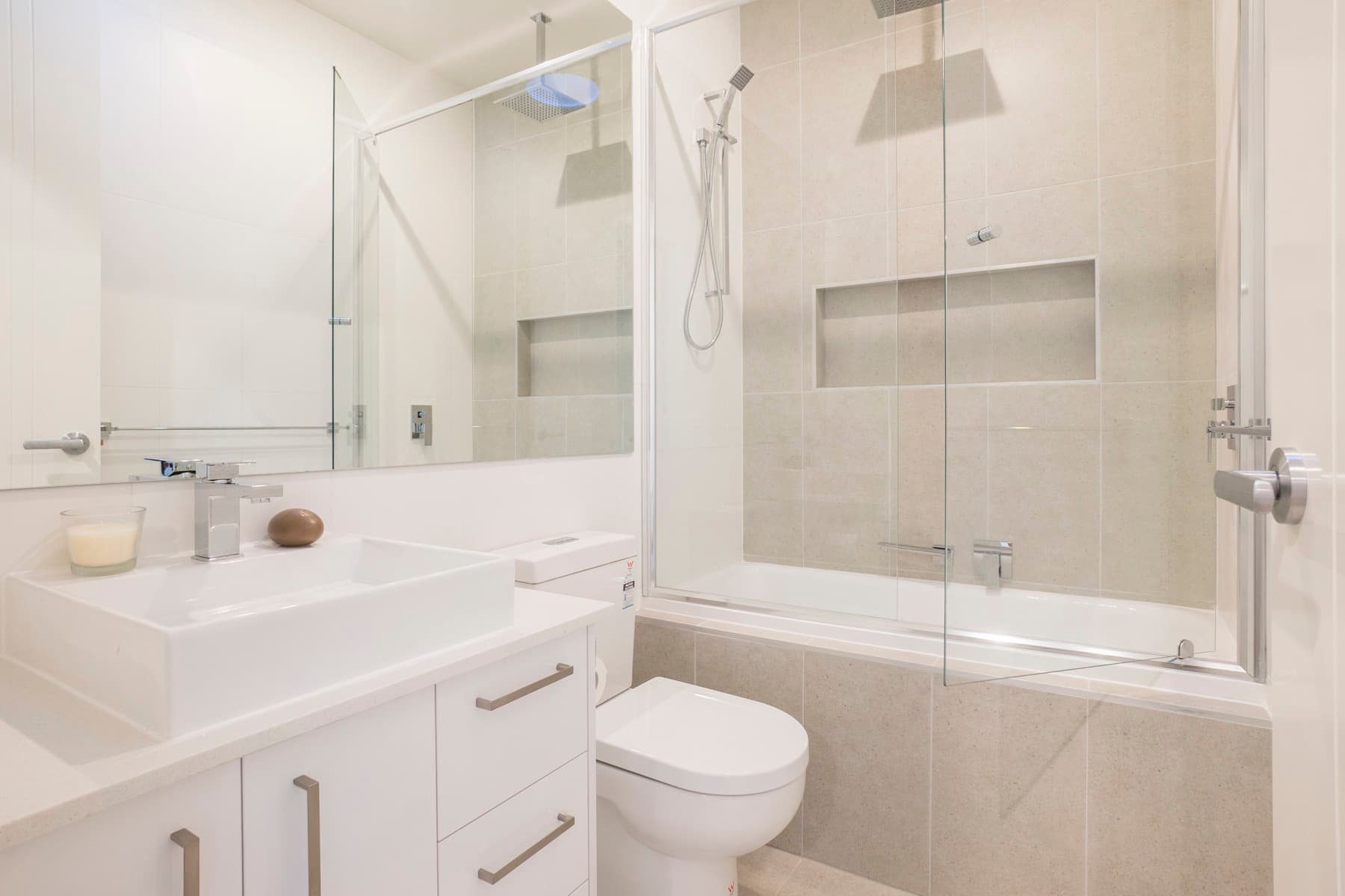 The bath and shower behind glass