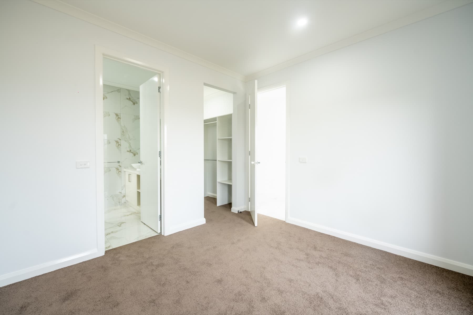 A bedroom with its mirrored robe